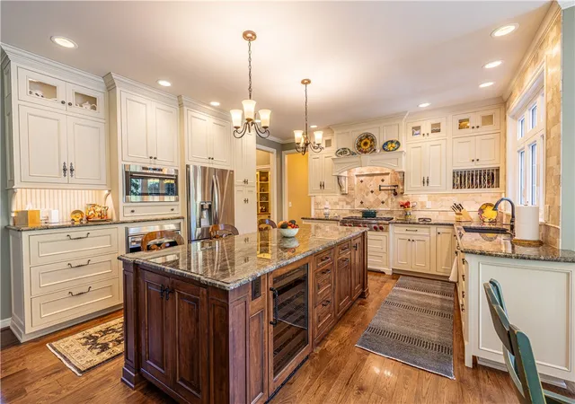 Photo 3 of Sale Pending at 15 Vineyard Hl, Fairport, NY 14450 | MLS# R1704342 | Listing updated on 2026-08-17