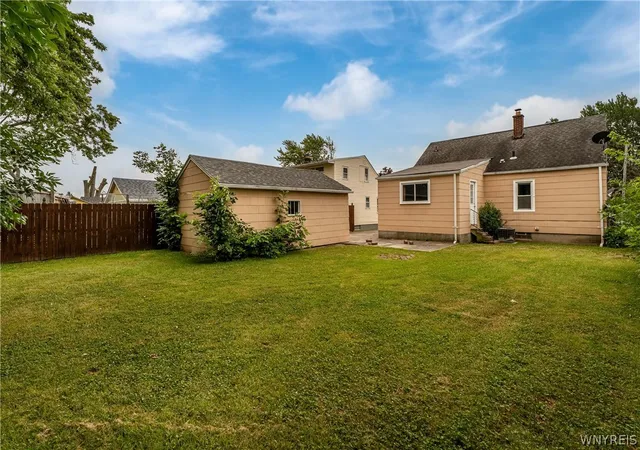 Photo 3 of Sale Pending at 124 Park Edge Dr, Buffalo, NY 14225 | MLS# B1704088 | Listing updated on 2026-09-09