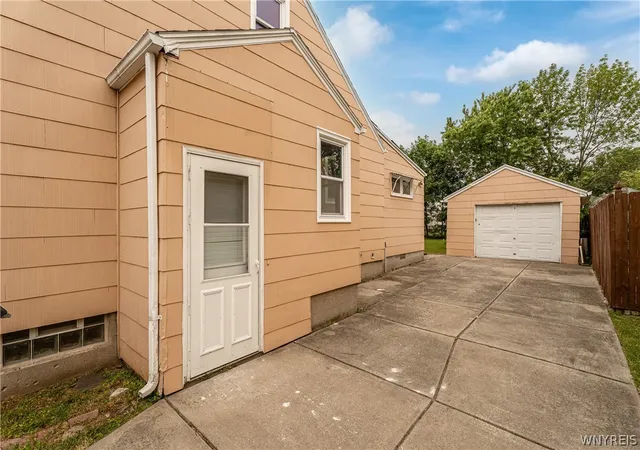 Photo 3 of Sale Pending at 124 Park Edge Dr, Buffalo, NY 14225 | MLS# B1704088 | Listing updated on 2026-09-09