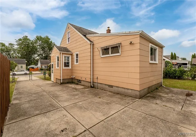 Photo 4 of Sale Pending at 124 Park Edge Dr, Buffalo, NY 14225 | MLS# B1704088 | Listing updated on 2026-09-09