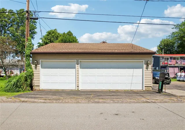 Photo 2 of Single family home for sale at 6620 Shore Acres Dr, Hilton, NY 14468 | MLS# R1698251 | Listing updated on 2026-09-14