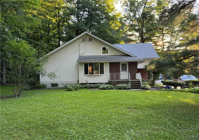 Photo 4 of Single family home for sale at 202 Windcrest Dr, Camillus, NY 13031 | MLS# S1705027 | Listing updated on 2026-08-06