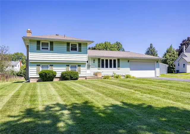 Photo 1 of Sale Pending at 90 Oakbend Ln, Rochester, NY 14617 | MLS# R1704946 | Listing updated on 2026-09-01