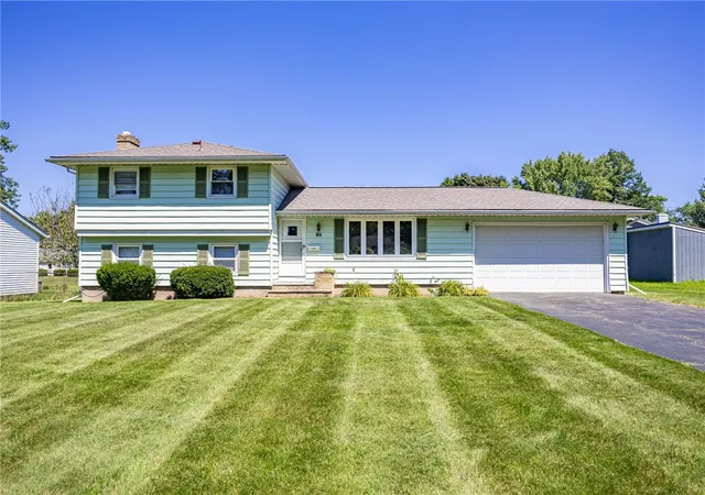 Photo 2 of Sale Pending at 90 Oakbend Ln, Rochester, NY 14617 | MLS# R1704946 | Listing updated on 2026-09-01