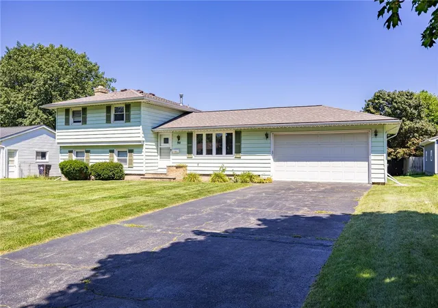 Photo 3 of Sale Pending at 90 Oakbend Ln, Rochester, NY 14617 | MLS# R1704946 | Listing updated on 2026-09-01