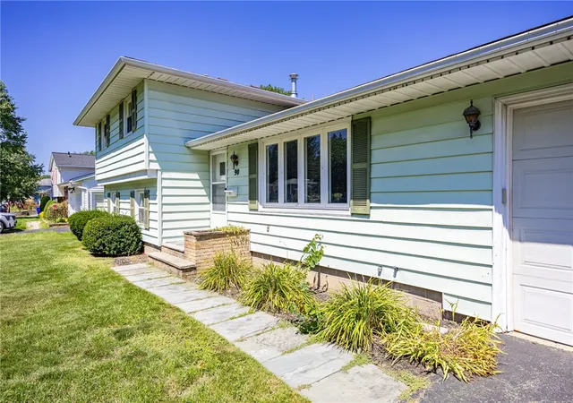 Photo 3 of Sale Pending at 90 Oakbend Ln, Rochester, NY 14617 | MLS# R1704946 | Listing updated on 2026-09-01