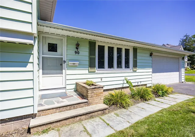 Photo 4 of Sale Pending at 90 Oakbend Ln, Rochester, NY 14617 | MLS# R1704946 | Listing updated on 2026-09-01
