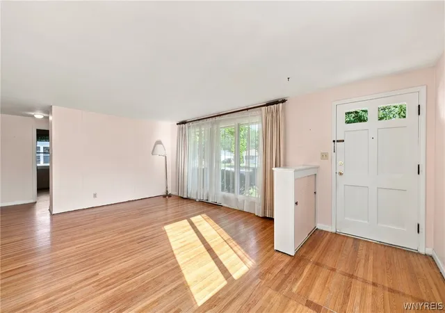 Photo 4 of Sale Pending at 182 Bennington Rd, Buffalo, NY 14226 | MLS# B1704832 | Listing updated on 2026-08-23