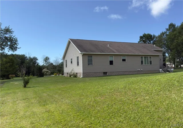 Photo 3 of Sale Pending at 22 Stone Ridge Dr, Oswego, NY 13126 | MLS# S1701609 | Listing updated on 2026-08-11