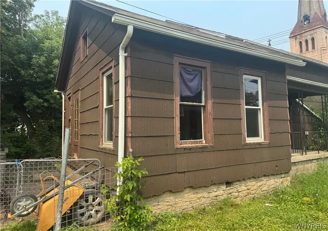 Photo 4 of Single family home for sale at 1113 South Ave, Niagara Falls, NY 14305 | MLS# B1703384 | Listing updated on 2026-08-06