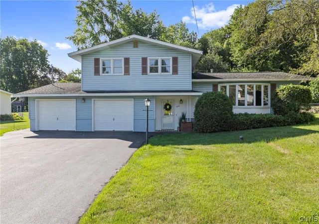 Photo 1 of Sale Pending at 203 Oakridge Dr, Camillus, NY 13031 | MLS# S1704495 | Listing updated on 2026-08-21