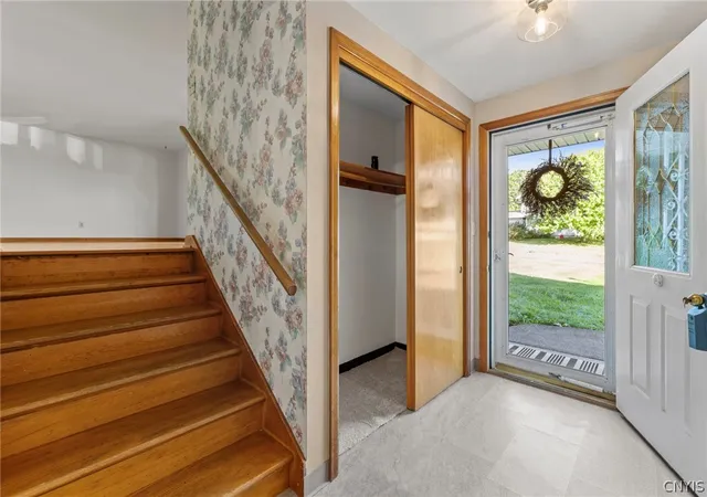 Photo 3 of Sale Pending at 203 Oakridge Dr, Camillus, NY 13031 | MLS# S1704495 | Listing updated on 2026-08-21