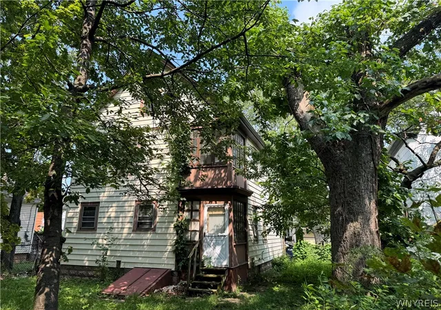 Photo 3 of Single family home for sale at 828 15th Street, Niagara Falls, NY 14301 | MLS# B1703412 | Listing updated on 2026-08-07