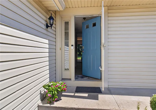 Photo 3 of Sale Pending at 139 Courtshire Ln, Penfield, NY 14526 | MLS# R1705226 | Listing updated on 2026-08-26