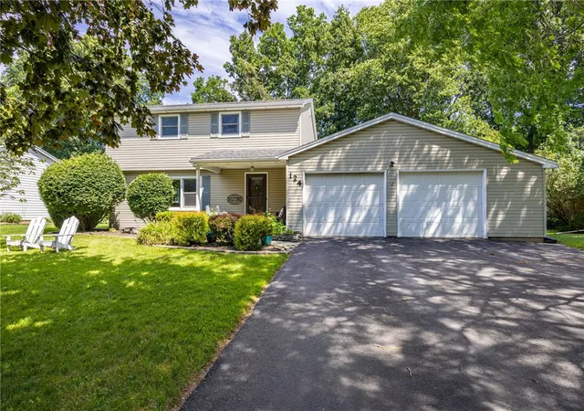 Photo 1 of Sale Pending at 124 Long Park Dr, Rochester, NY 14612 | MLS# R1705202 | Listing updated on 2026-08-16