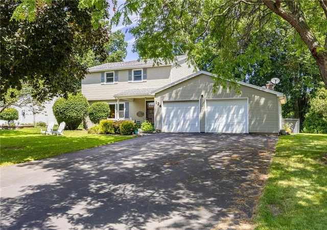 Photo 2 of Sale Pending at 124 Long Park Dr, Rochester, NY 14612 | MLS# R1705202 | Listing updated on 2026-08-16