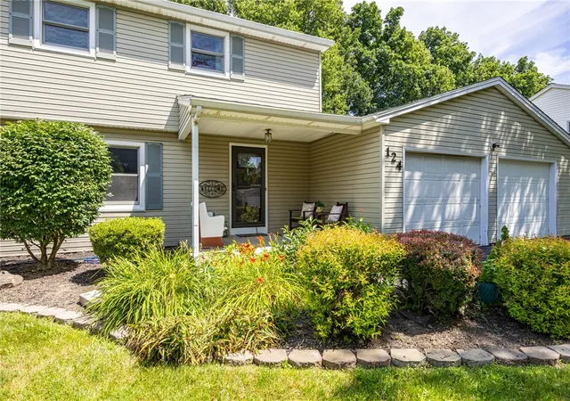 Photo 3 of Sale Pending at 124 Long Park Dr, Rochester, NY 14612 | MLS# R1705202 | Listing updated on 2026-08-16