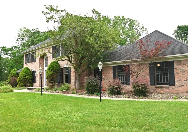 Photo 2 of Sale Pending at 7 Saddle Hl, Honeoye Falls, NY 14472 | MLS# R1705332 | Listing updated on 2026-08-29