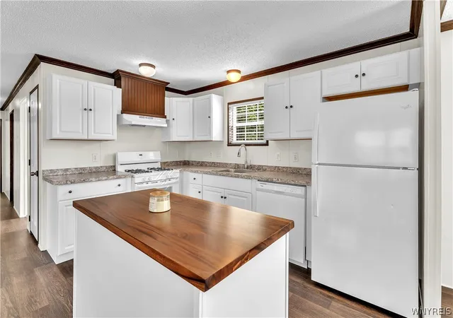 Photo 3 of Sale Pending at 1262 Ridgewood Dr, Lockport, NY 14094 | MLS# B1705305 | Listing updated on 2026-08-25