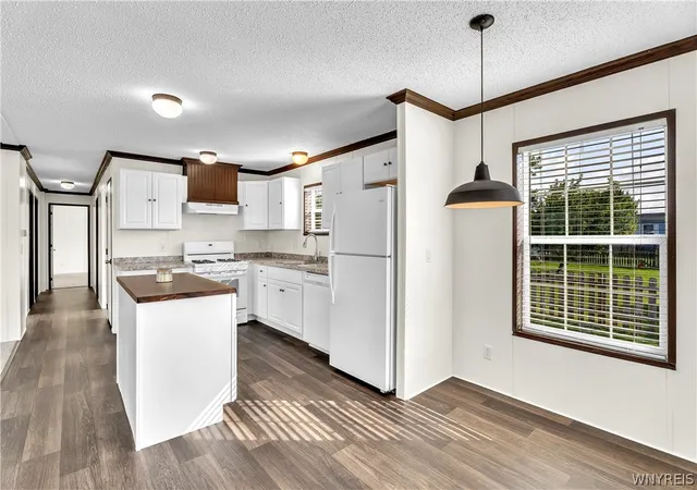 Photo 3 of Sale Pending at 1262 Ridgewood Dr, Lockport, NY 14094 | MLS# B1705305 | Listing updated on 2026-08-25