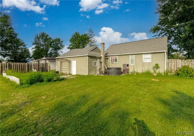 Photo 3 of Single family home for sale at 7267 Bear Ridge Rd, North Tonawanda, NY 14120 | MLS# B1705308 | Listing updated on 2026-09-08