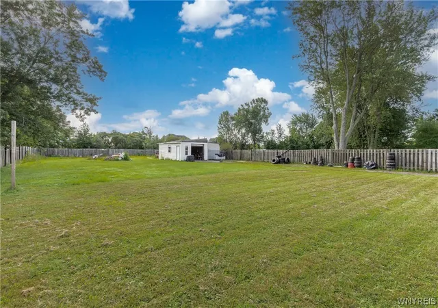 Photo 3 of Single family home for sale at 7267 Bear Ridge Rd, North Tonawanda, NY 14120 | MLS# B1705308 | Listing updated on 2026-09-08