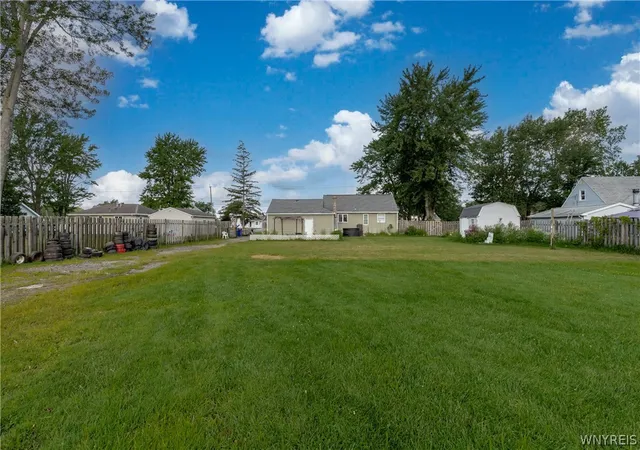 Photo 4 of Single family home for sale at 7267 Bear Ridge Rd, North Tonawanda, NY 14120 | MLS# B1705308 | Listing updated on 2026-09-08