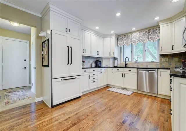Photo 4 of Sale Pending at 36 Green Valley Rd, Pittsford, NY 14534 | MLS# R1704784 | Listing updated on 2026-09-16