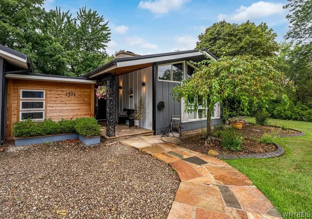 Photo 3 of Sale Pending at 1571 Lakeview Rd, Lake View, NY 14085 | MLS# B1705352 | Listing updated on 2026-08-16