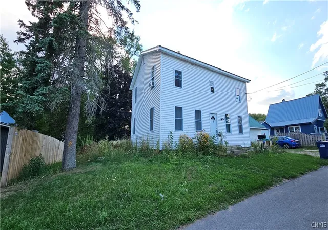 Photo 3 of Single family home for sale at 8 Park St Dr, Bernhards Bay, NY 13028 | MLS# S1705491 | Listing updated on 2026-09-04