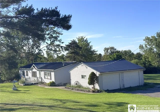 Photo 3 of Manufactured home for sale at 3450 Stone Quarry Rd, Fredonia, NY 14063 | MLS# R1705039 | Listing updated on 2026-09-15