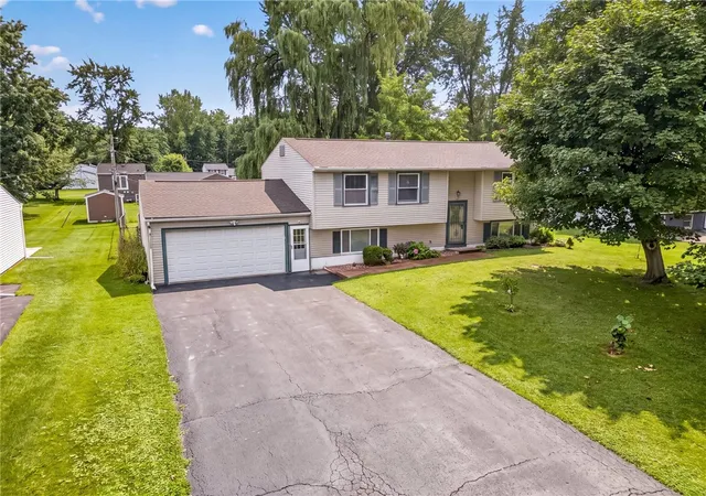 Photo 2 of Sale Pending at 26 Spicewood Ln, Rochester, NY 14624 | MLS# R1705635 | Listing updated on 2026-08-22