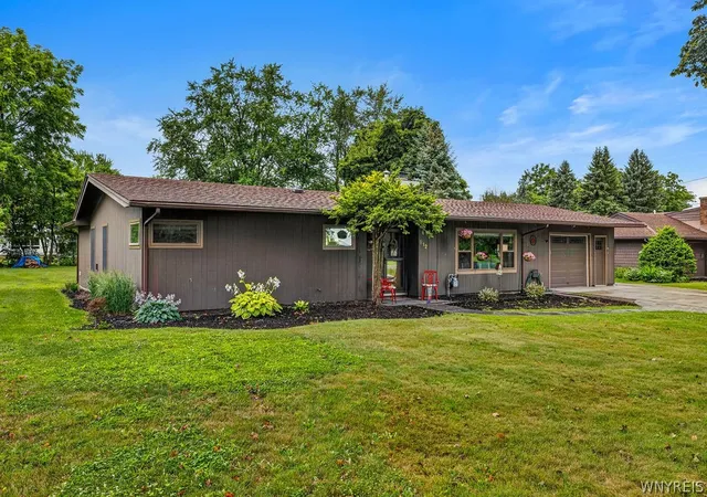 Photo 2 of Sale Pending at 912 Escarpment Dr, Lewiston, NY 14092 | MLS# B1705191 | Listing updated on 2026-08-21