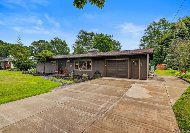 Photo 3 of Sale Pending at 912 Escarpment Dr, Lewiston, NY 14092 | MLS# B1705191 | Listing updated on 2026-08-21