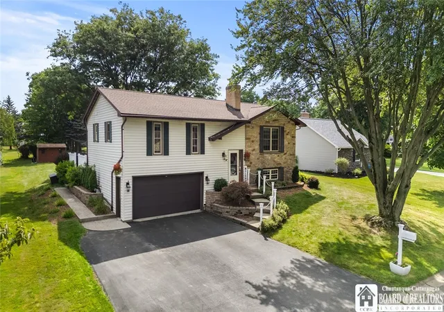 Photo 3 of Single family home for sale at 4 Andrew Ct, Fredonia, NY 14063 | MLS# R1703615 | Listing updated on 2026-09-02