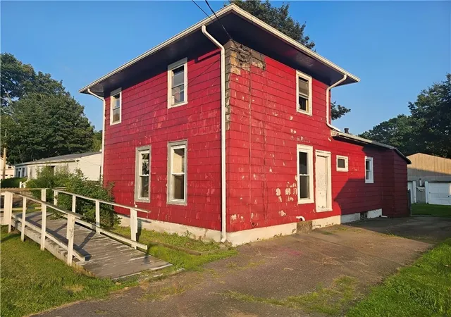 Photo 3 of Single family home for sale at 221 Crete Ave, Elmira, NY 14901 | MLS# R1705659 | Listing updated on 2026-09-10