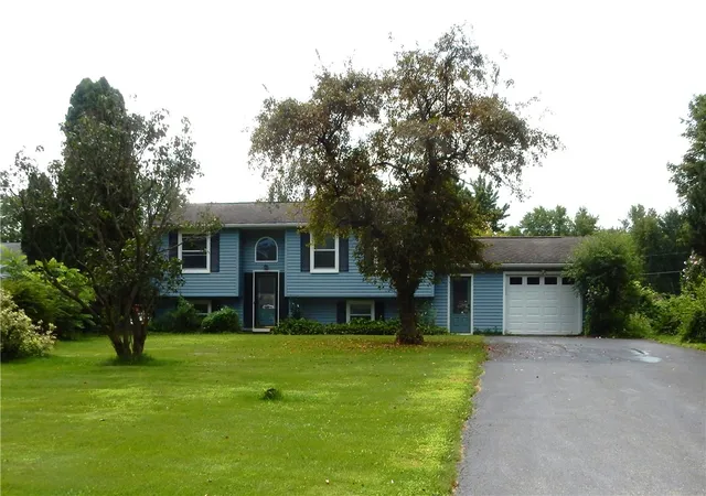 Photo 1 of Sale Pending at 34 Spicewood Ln, Rochester, NY 14624 | MLS# R1705735 | Listing updated on 2026-08-18