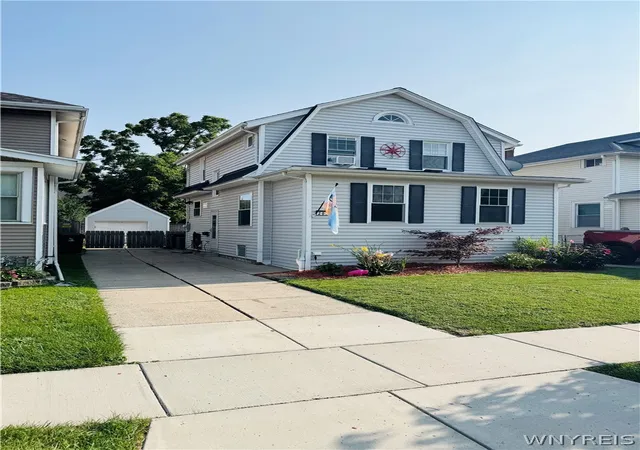 Photo 3 of Sale Pending at 207 Wardman Rd, Buffalo, NY 14217 | MLS# B1705759 | Listing updated on 2026-09-04