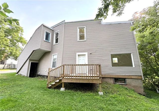 Photo 3 of Single family home for sale at 72 West St, Auburn, NY 13021 | MLS# S1705885 | Listing updated on 2026-08-10