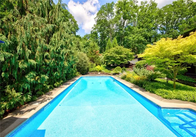 Photo 3 of Sale Pending at 3 Hardwood Hl Rd, Pittsford, NY 14534 | MLS# R1705245 | Listing updated on 2026-08-20