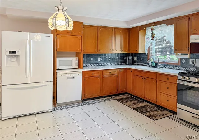 Photo 4 of Sale Pending at 119 Longwood Dr, East Syracuse, NY 13057 | MLS# S1705297 | Listing updated on 2026-09-14
