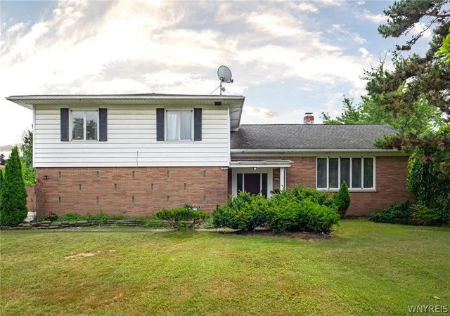 Photo 1 of Single family home for sale at 66 Four Seasons Rd W, Buffalo, NY 14226 | MLS# B1705862 | Listing updated on 2026-08-27