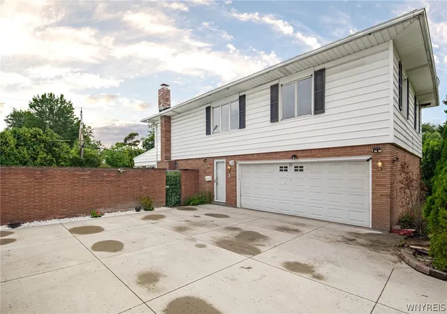 Photo 2 of Single family home for sale at 66 Four Seasons Rd W, Buffalo, NY 14226 | MLS# B1705862 | Listing updated on 2026-08-27