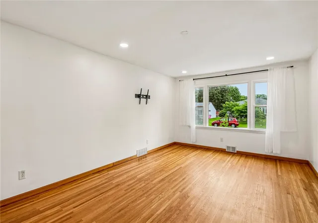 Photo 3 of Sale Pending at 33 Merrydale Dr, Rochester, NY 14624 | MLS# R1704704 | Listing updated on 2026-08-30