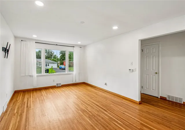 Photo 4 of Sale Pending at 33 Merrydale Dr, Rochester, NY 14624 | MLS# R1704704 | Listing updated on 2026-08-30