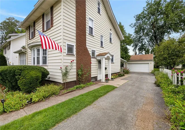 Photo 3 of Sale Pending at 34 Collingwood Dr, Rochester, NY 14621 | MLS# R1705854 | Listing updated on 2026-08-18