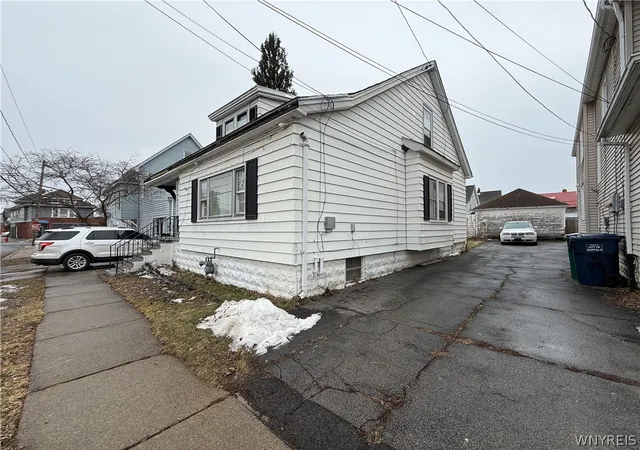 Photo 3 of Single family home for sale at 170 Newfield St, Buffalo, NY 14207 | MLS# B1702927 | Listing updated on 2026-08-31