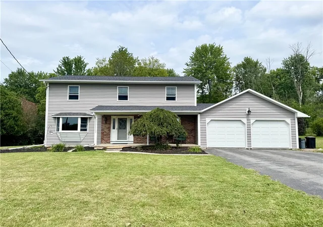 Photo 2 of Single family home for sale at 35 Metcalf Dr, Auburn, NY 13021 | MLS# R1706253 | Listing updated on 2026-08-24