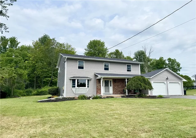 Photo 3 of Single family home for sale at 35 Metcalf Dr, Auburn, NY 13021 | MLS# R1706253 | Listing updated on 2026-08-24