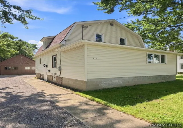 Photo 2 of Sale Pending at 117 William St, Medina, NY 14103 | MLS# B1706107 | Listing updated on 2026-09-05